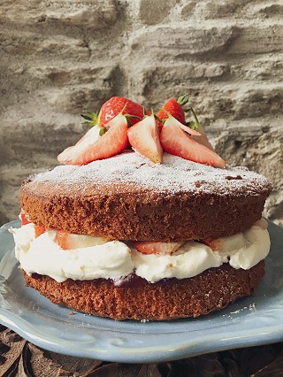 Victoria Sponge with Strawberries & Cream