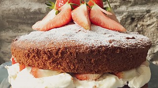 Victoria Sponge with Strawberries & Cream
